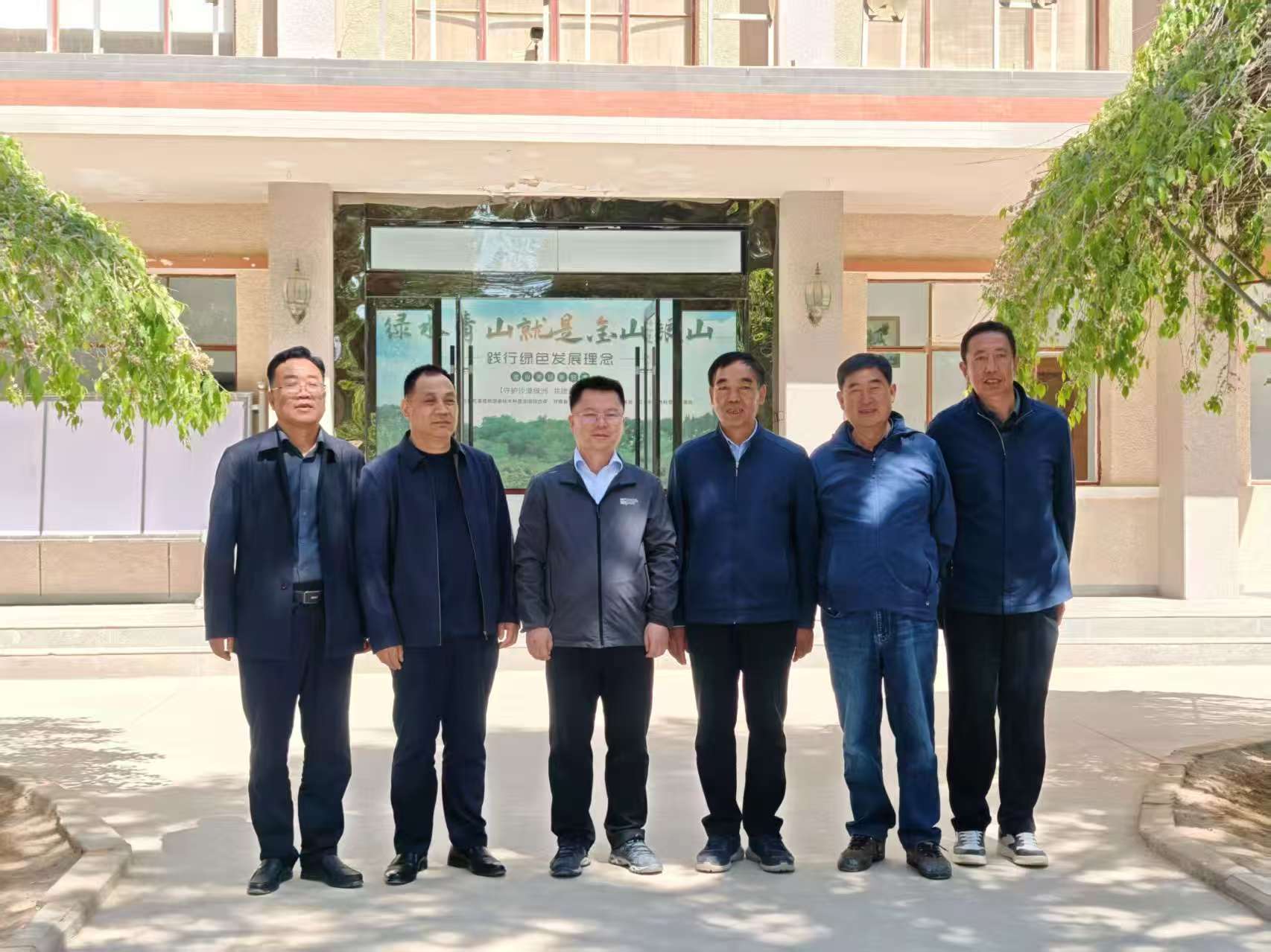 大熊猫祁连山国家公园甘肃省管理局专职副局长刘学魁到民勤沙生植物园调研指导工作