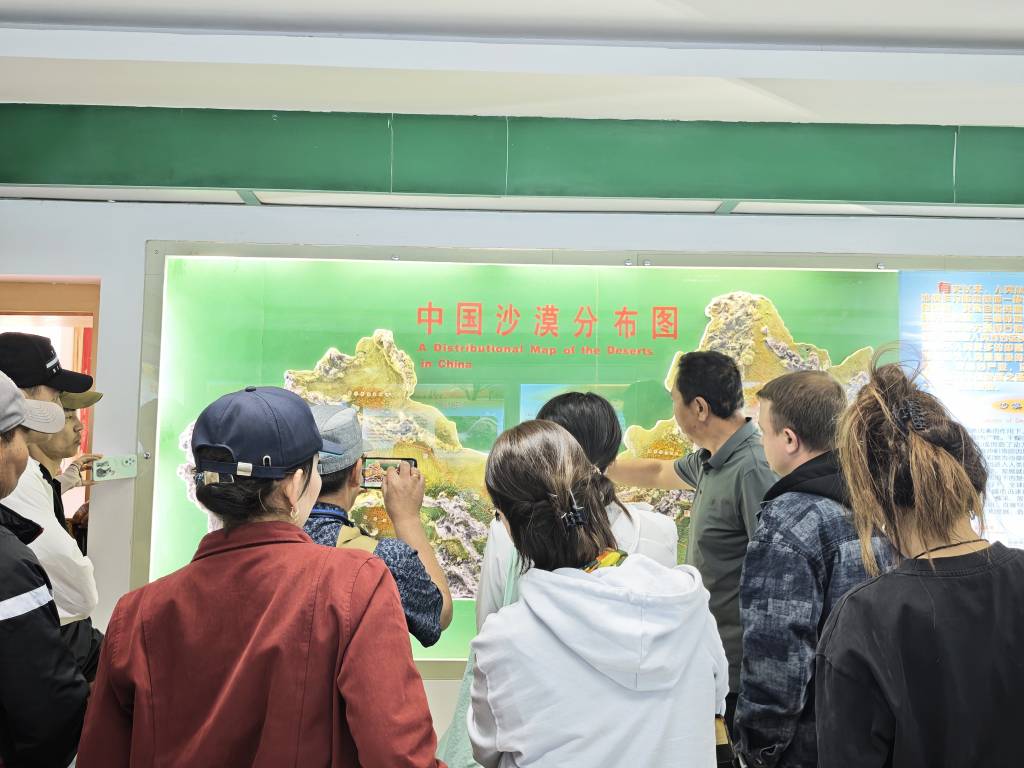 哈萨克斯坦荒漠化防治研修班学员赴民勤沙生植物园进行现场教学