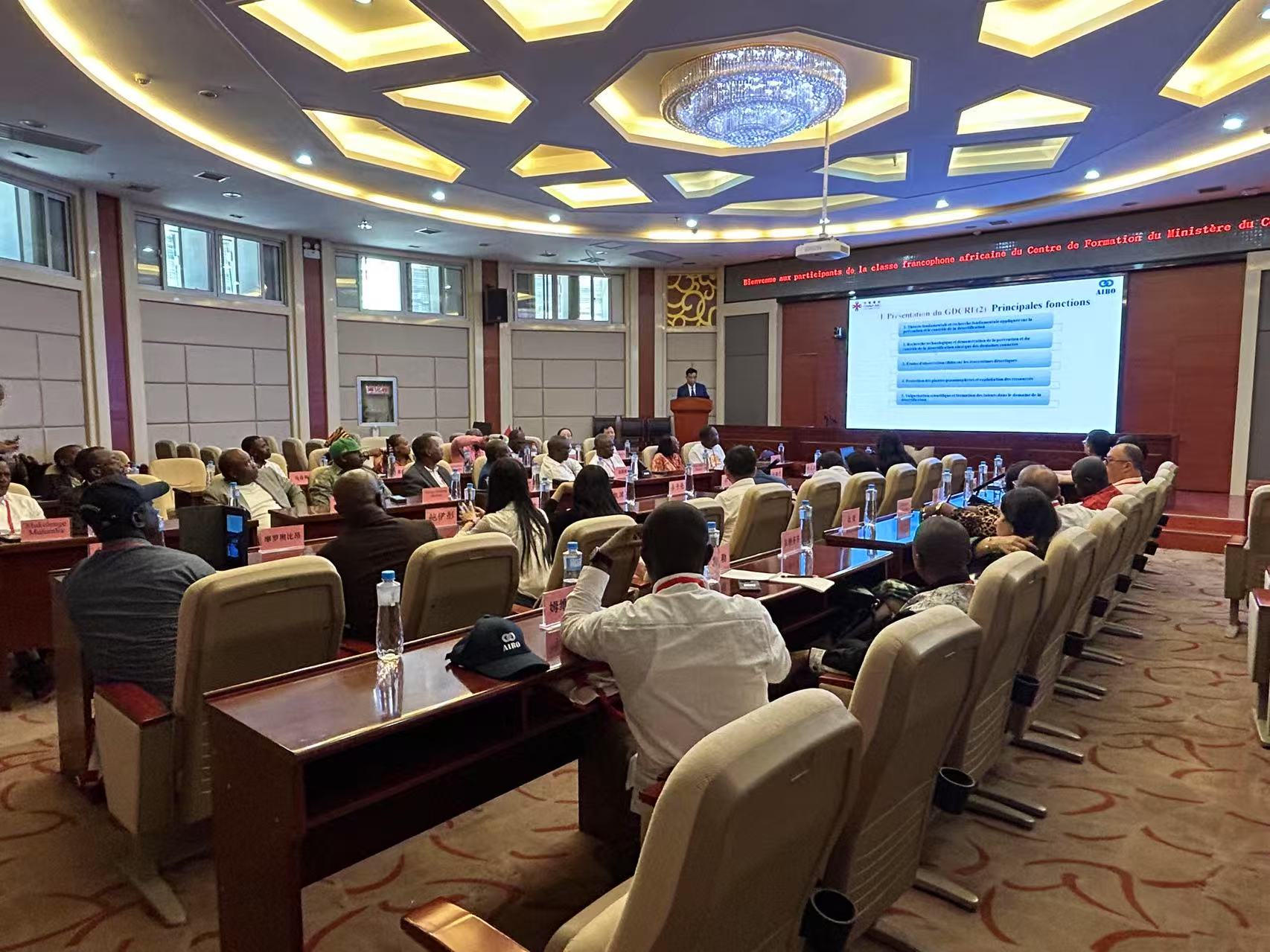 非洲法语国家改革开放中国经验交流研讨班 到甘肃省治沙研究所考察交流