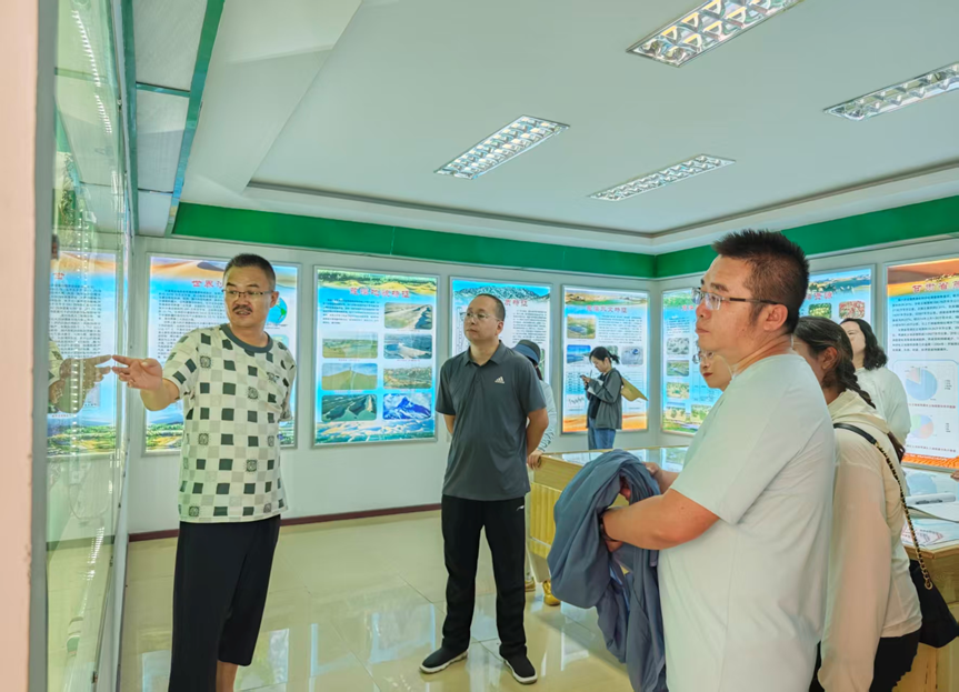 武威市中青班学员到民勤沙生植物园交流学习