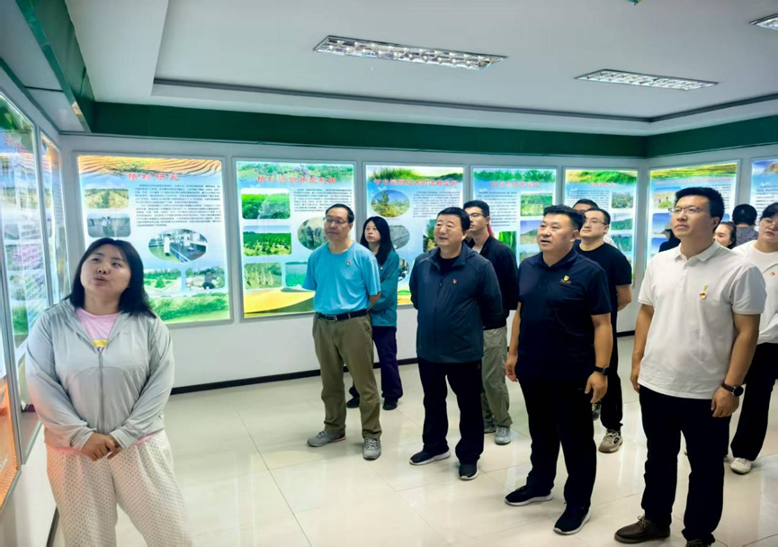 金昌市交通运输局机关党支部到民勤沙生植物园开展主题党日活动