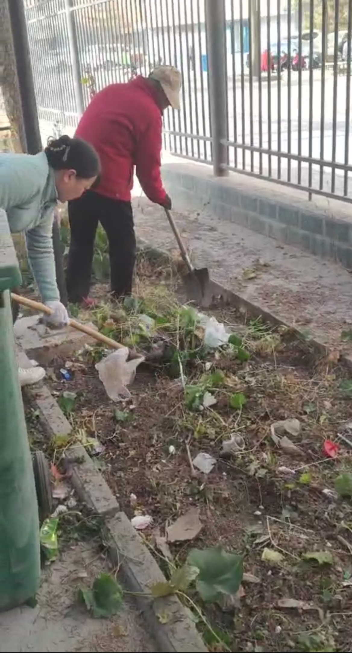 武威绿洲站退休干部职工自发开展环境清洁行动