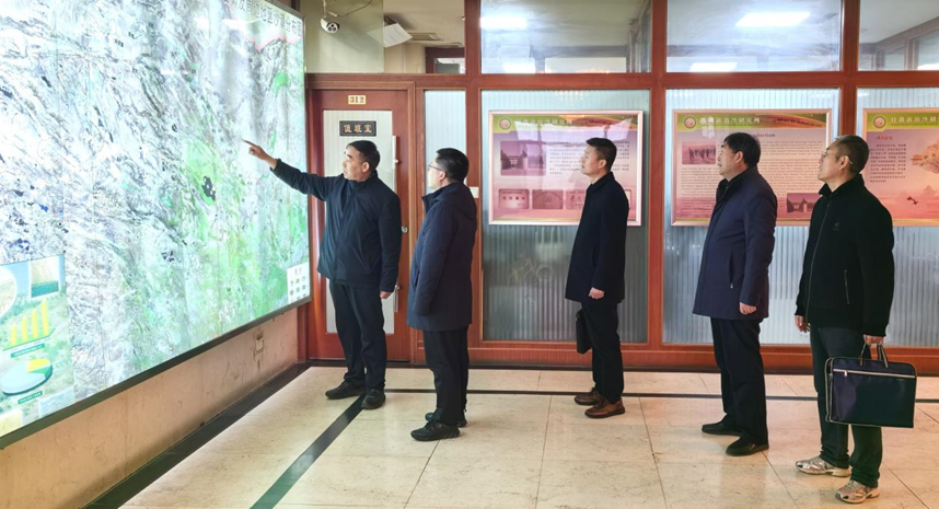 省林草局党组成员、副局长刘学魁调研省治沙研究所并宣讲党的二十届四中全会精神